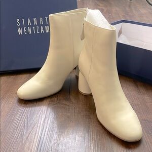 Cream Ankle Boots with Chunky Heel and Textured Finish
Genuine Leather